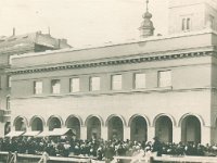 Dolac 1929. godine, prije dovršetka izgradnje s kumicama koje već trže
